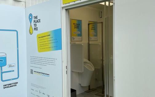 The Place to Pee wc-container ingang