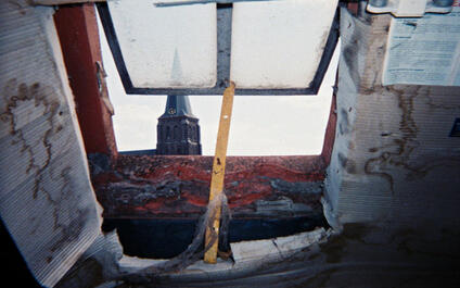 open venster met zicht op kerktoren