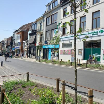 De vernieuwde Overpoortstraat met meer groen en ruimte voor fietsers en voetgangers