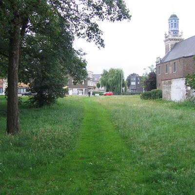 zicht op het park met op de achtergrond de kerk