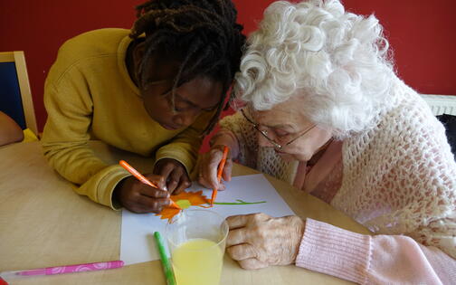 Senior en kind tekenen in woonzorgcentrum Zonnebloem