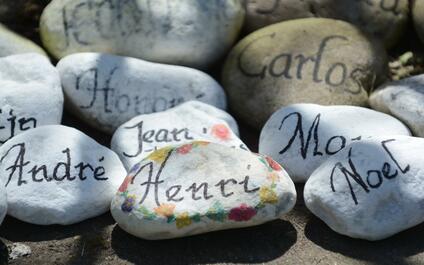 stenen met namen van overledenen